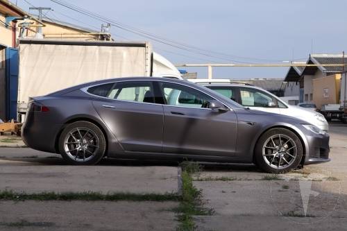 fóliázás Tesla Model S Teckwrap ECH21 Dark Platinum Grey Budapest jobb nézet galéria kép