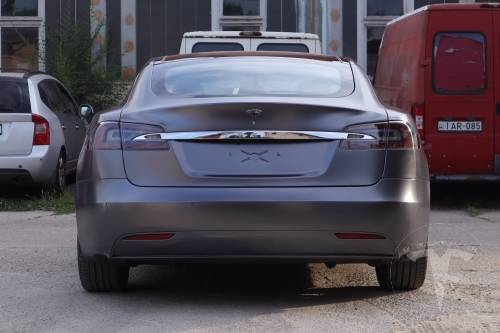 fóliázás Tesla Model S Teckwrap ECH21 Dark Platinum Grey Budapest hátsó nézet galéria kép