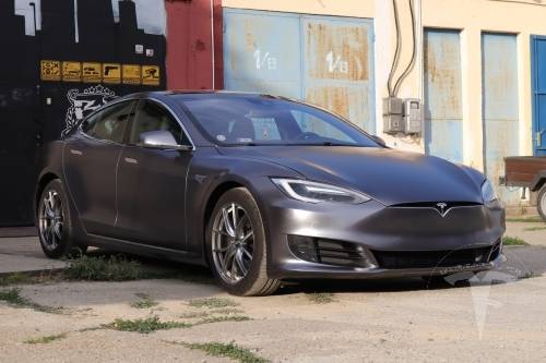 karosszéria fóliázás Tesla Model S Teckwrap ECH21 Dark Platinum Grey Csepel jobb első nézet galéria kép