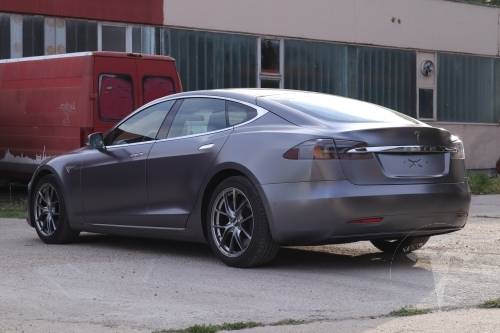 karosszéria fóliázás Tesla Model S Teckwrap ECH21 Dark Platinum Grey Csepel bal hátsó nézet galéria kép